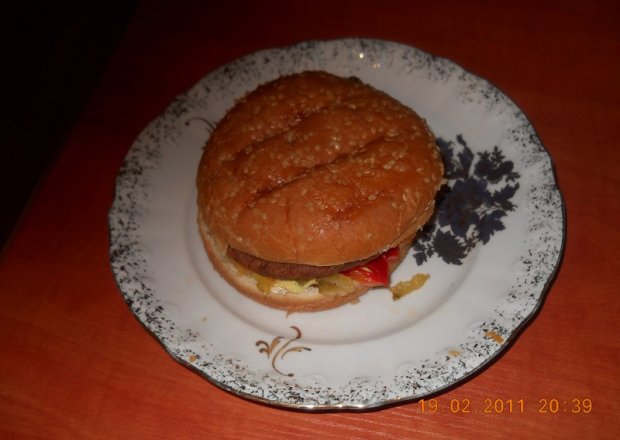 Fotografia przedstawiająca tani hamburger