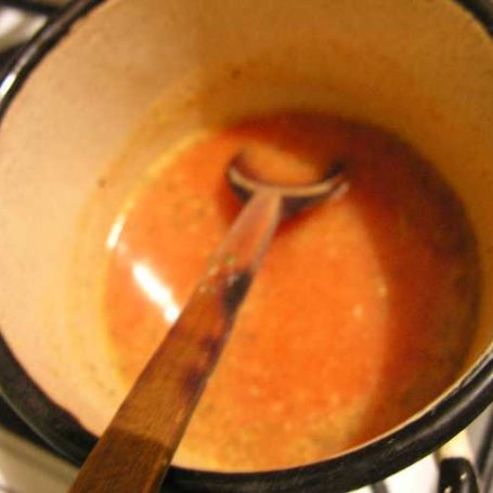 Krok 2 - Tani obiad - parówki w sosie pomidorowym foto