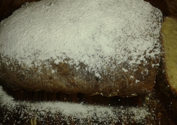 Fotografia przedstawiająca Tania babka drożdżowa z cukrem pudrem