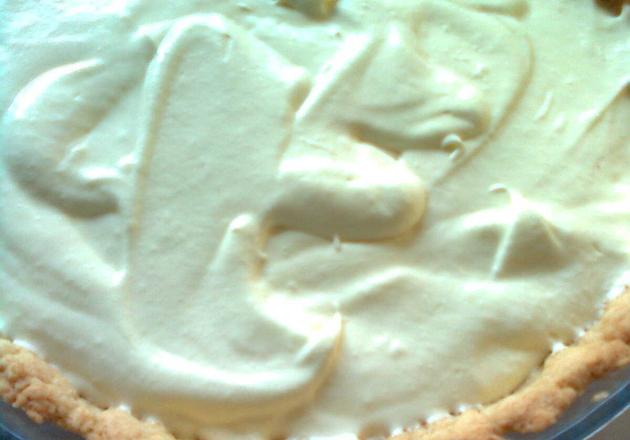Tart z winogronem i  bita śmietaną foto