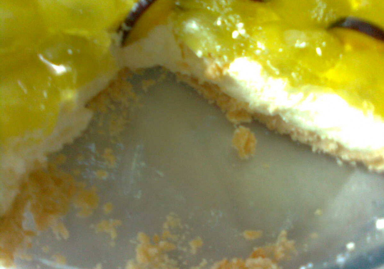 Tart z winogronem i  bita śmietaną foto