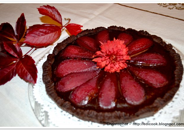 Fotografia przedstawiająca Tarta czekoladowa z czerwoną gruszką
