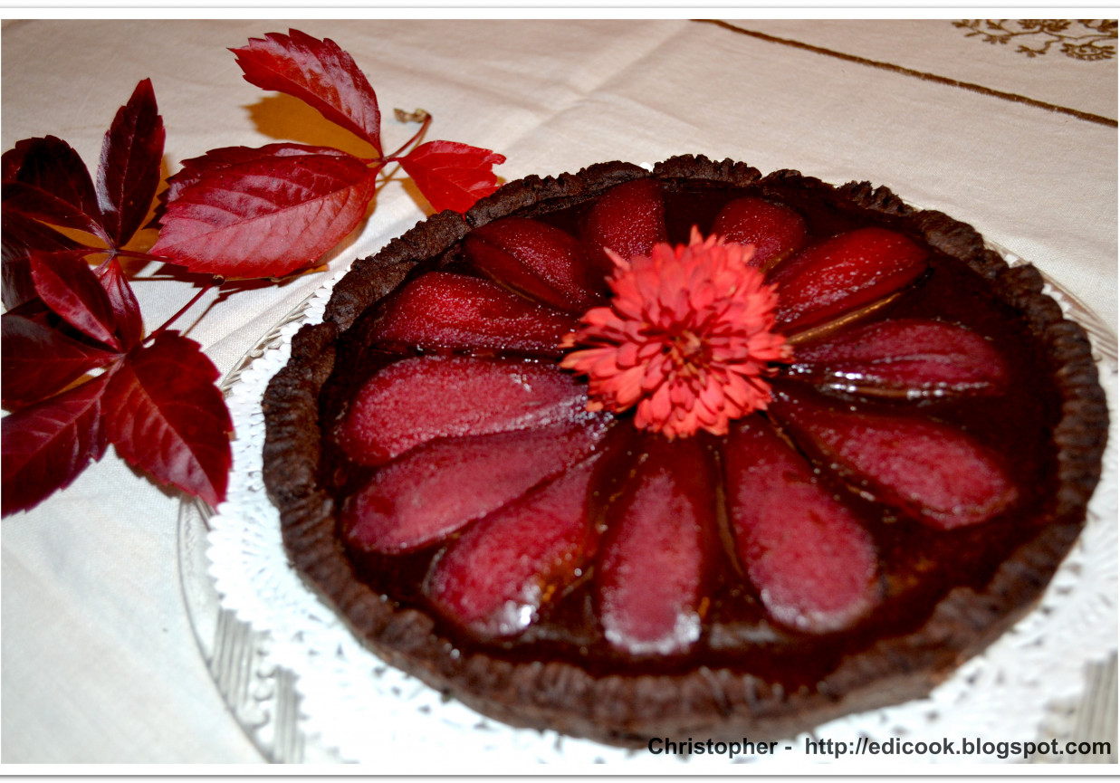 Tarta czekoladowa z czerwoną gruszką foto