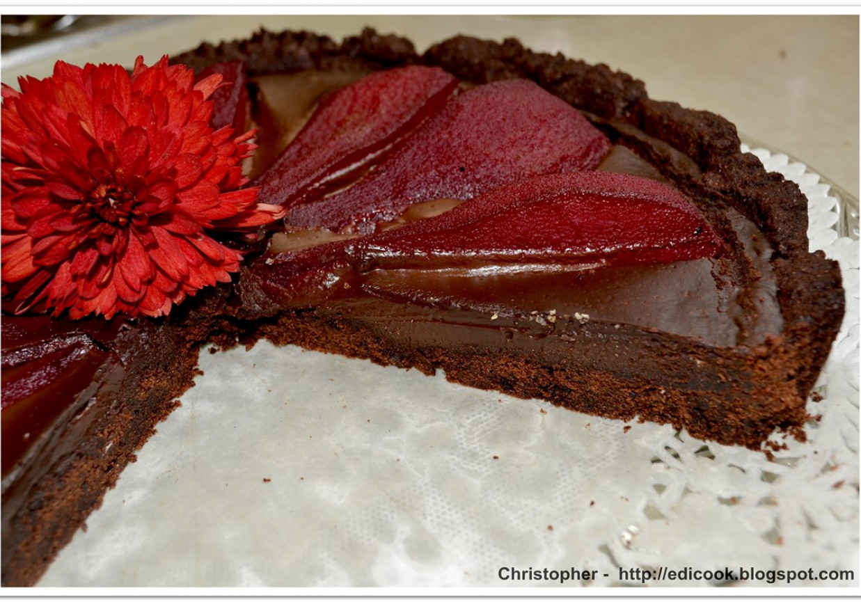 Tarta czekoladowa z czerwoną gruszką foto