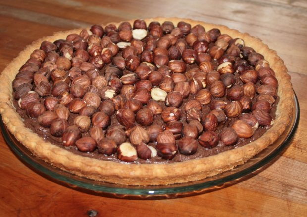 Fotografia przedstawiająca tarta czekoladowa z orzechami laskowymi