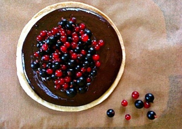 Fotografia przedstawiająca Tarta czekoladowa z porzeczkami