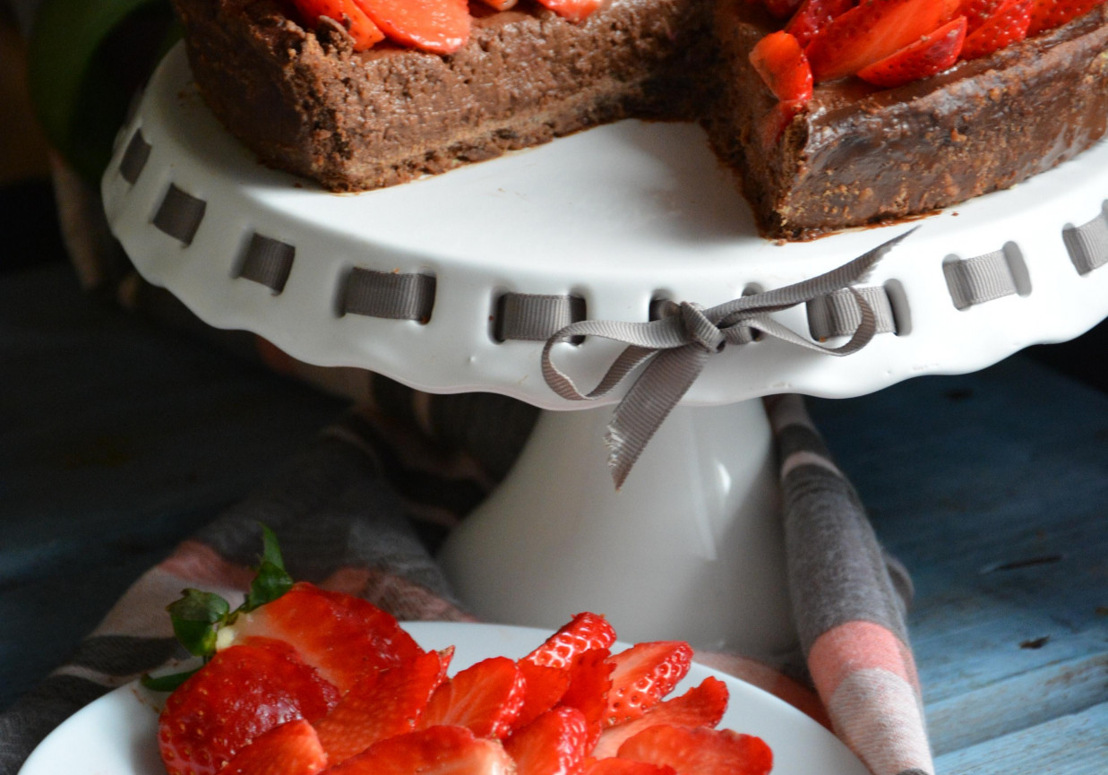 Tarta czekoladowa z truskawkami foto