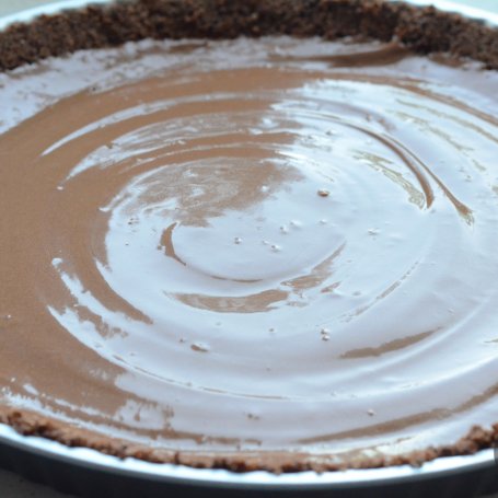 Krok 2 - Tarta czekoladowa z truskawkami  foto