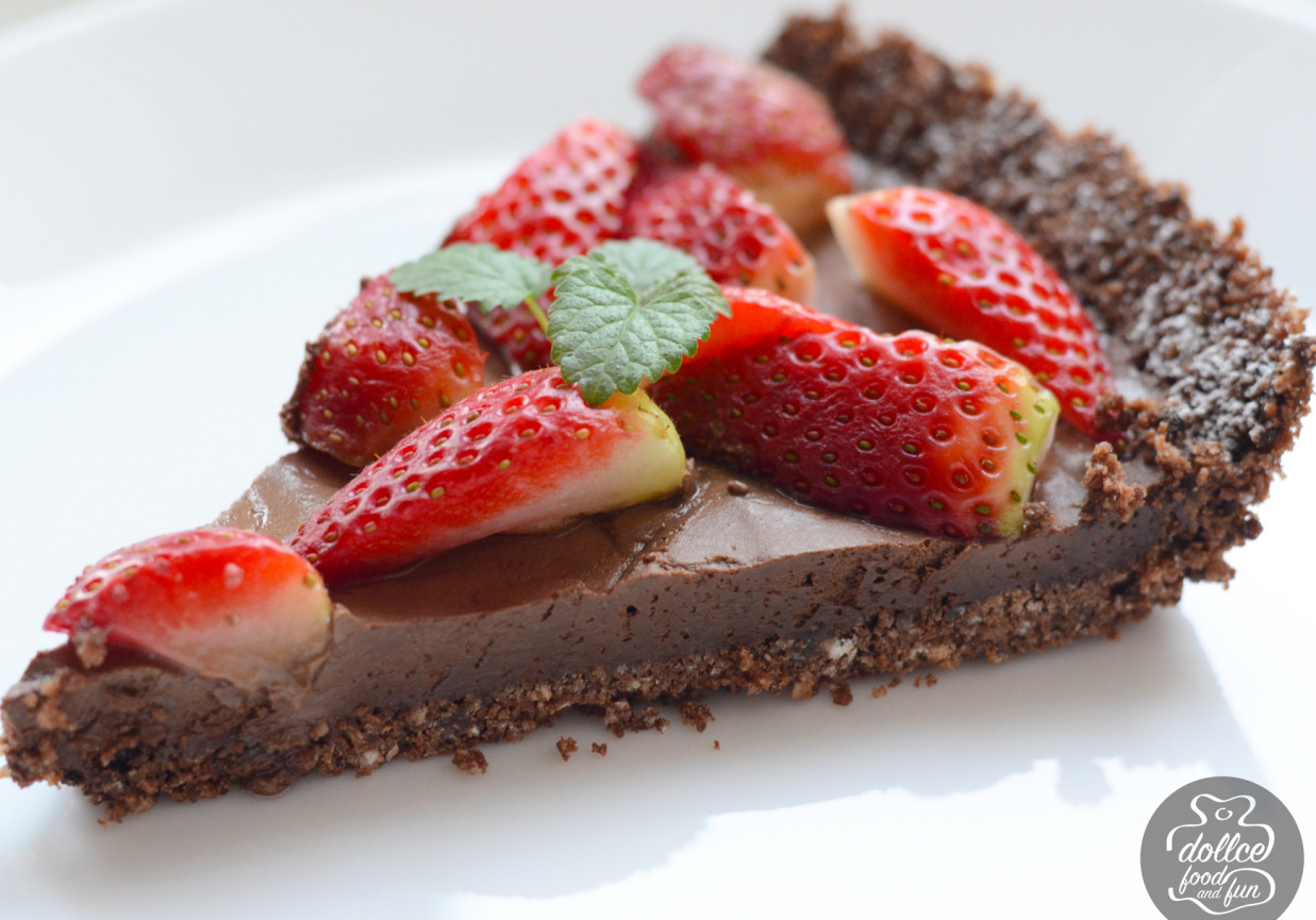 Tarta czekoladowa z truskawkami  foto
