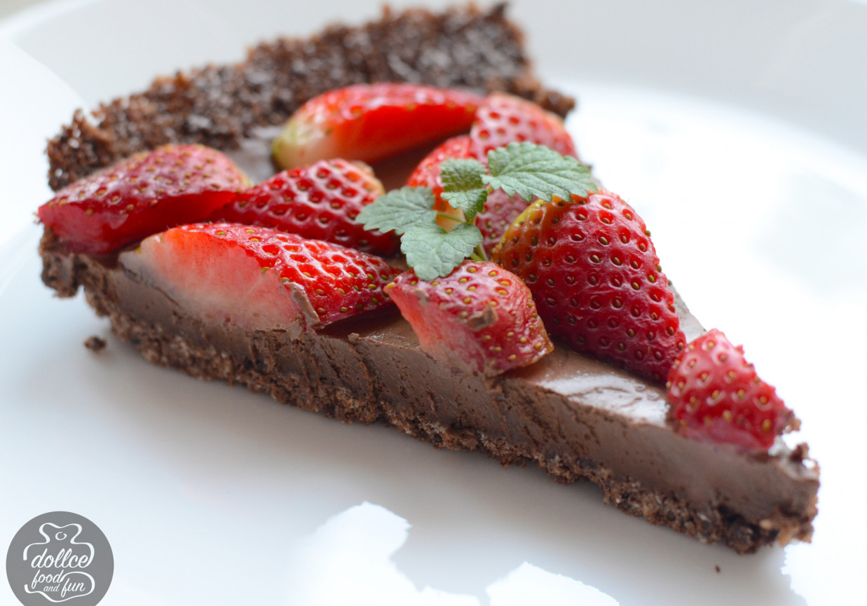 Tarta czekoladowa z truskawkami  foto