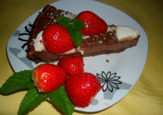 Fotografia przedstawiająca Tarta czekoladowa z truskawkami