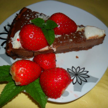 Krok 3 - Tarta czekoladowa z truskawkami foto