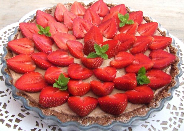 Fotografia przedstawiająca Tarta czekoladowa z truskawkami