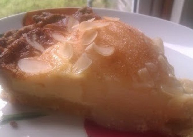 Fotografia przedstawiająca Tarta gruszkowa z kremem waniliowo - cytrynowym