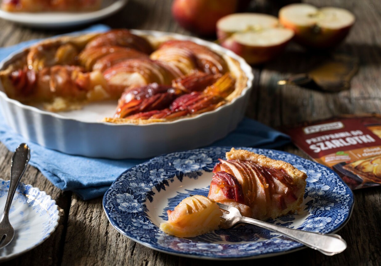 Tarta jabłkowa z plastrami jabłek foto