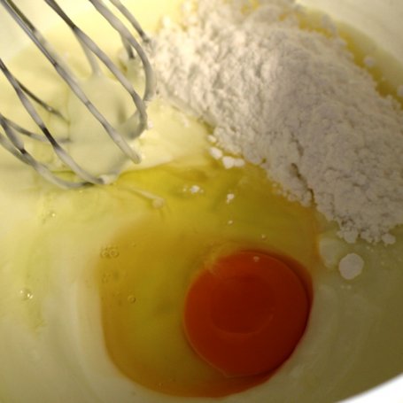 Krok 3 - Tarta kokosowo-migdałowa z truskawkami foto