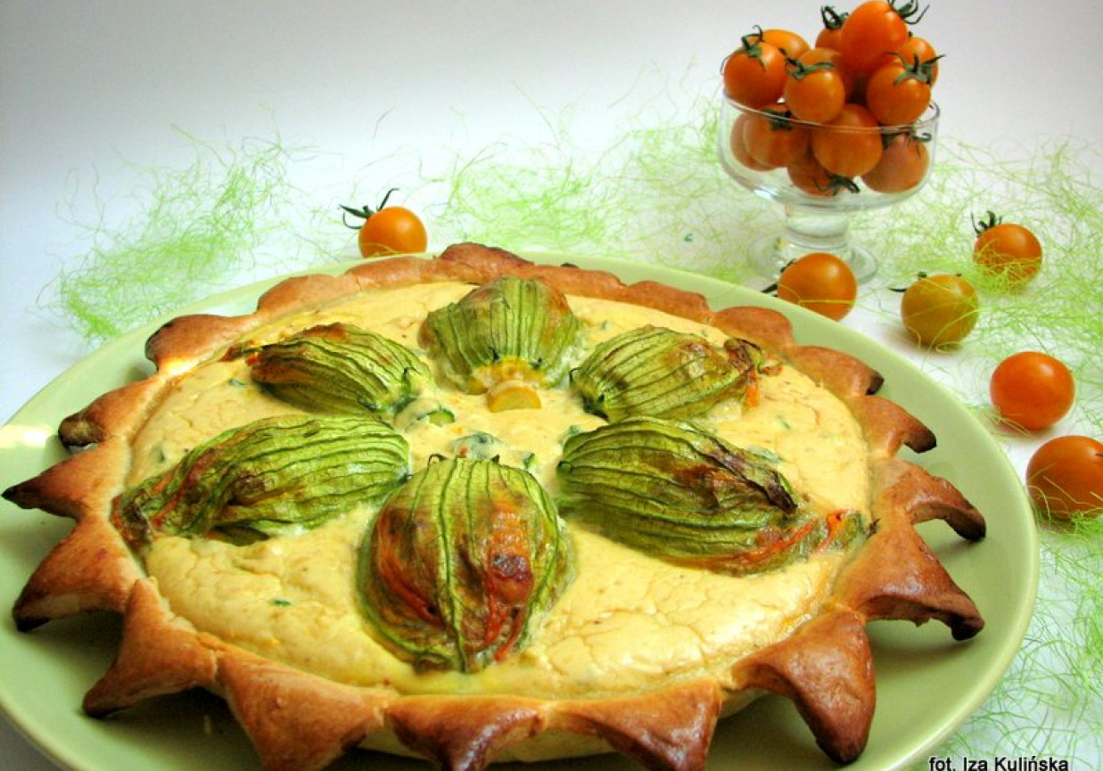 Tarta krucho drożdżowa z kwiatami cukinii foto