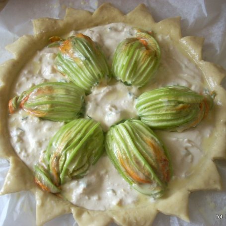Krok 5 - Tarta krucho drożdżowa z kwiatami cukinii foto
