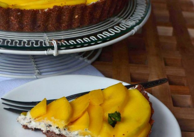 Fotografia przedstawiająca Tarta limonkowo miętowa z mango