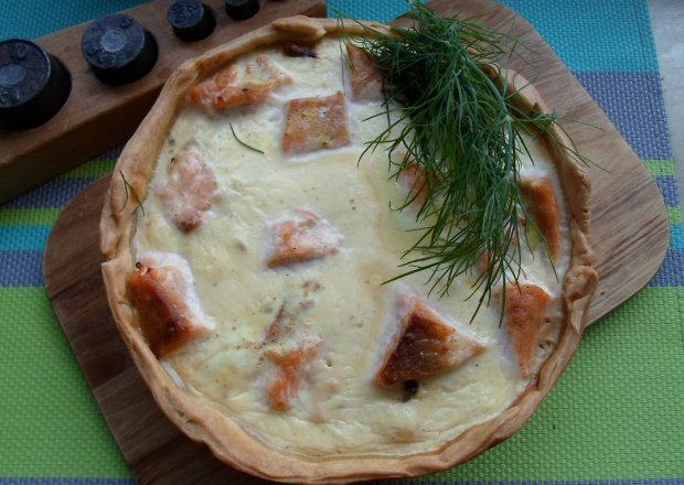 Fotografia przedstawiająca Tarta łososiowa z koprem włoskim