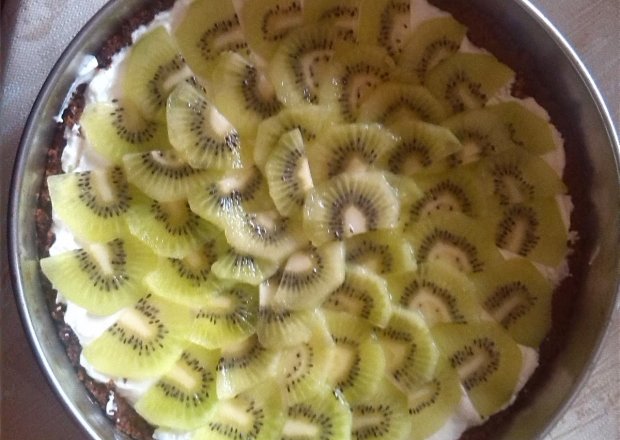 Fotografia przedstawiająca Tarta na spodzie z ciastek z bananem i kiwi