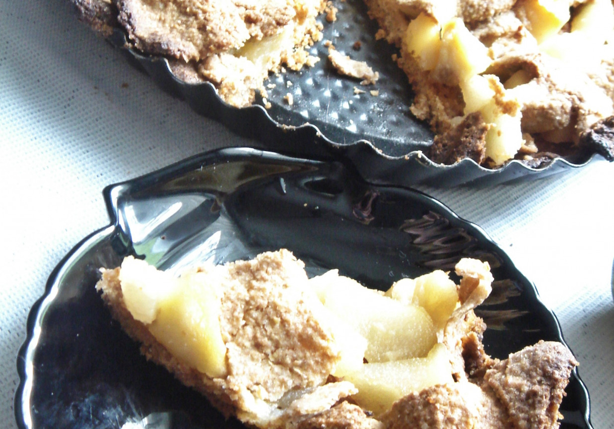 Tarta pełnoziarnista z karmelizowanymi owocami foto