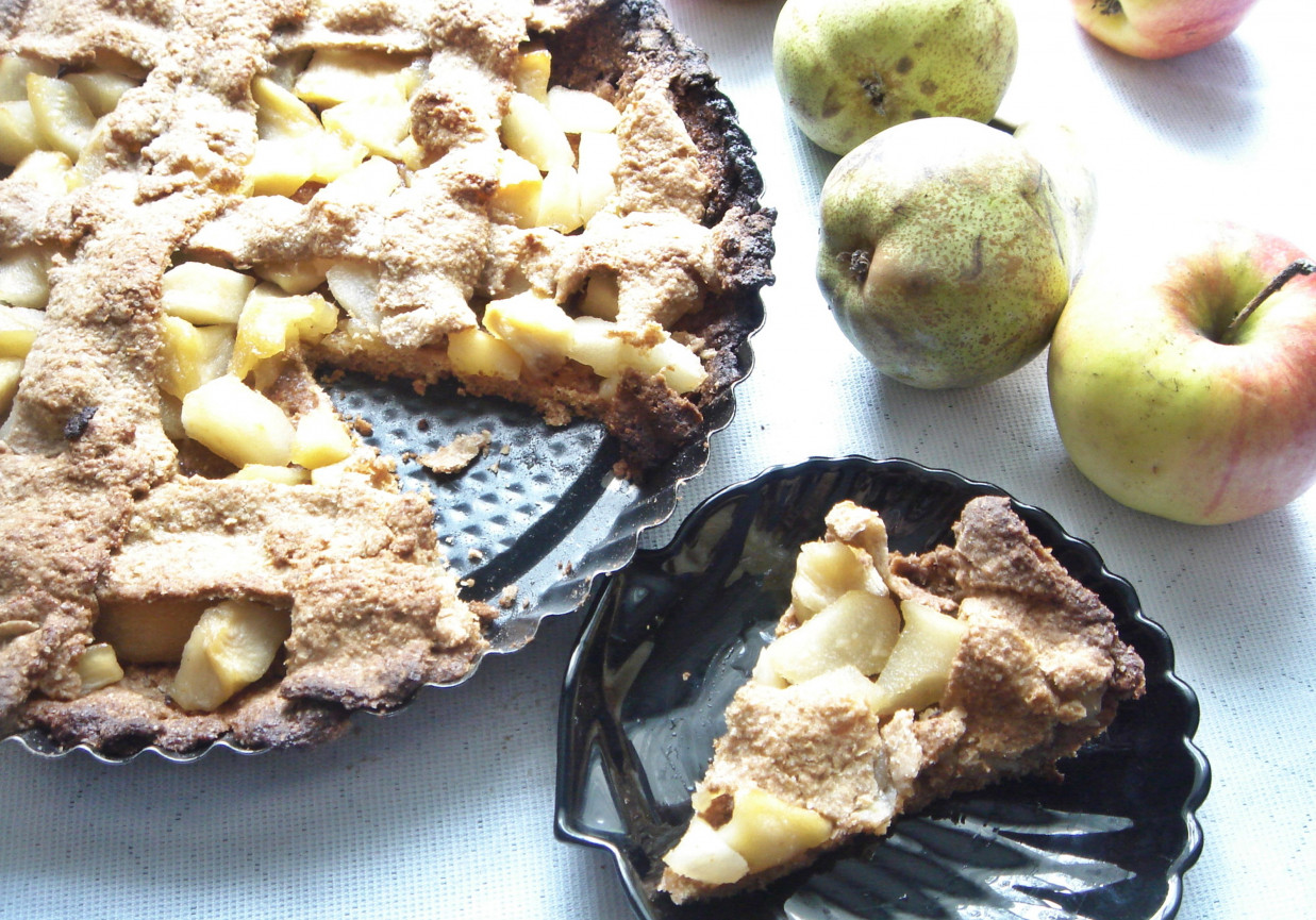 Tarta pełnoziarnista z karmelizowanymi owocami foto