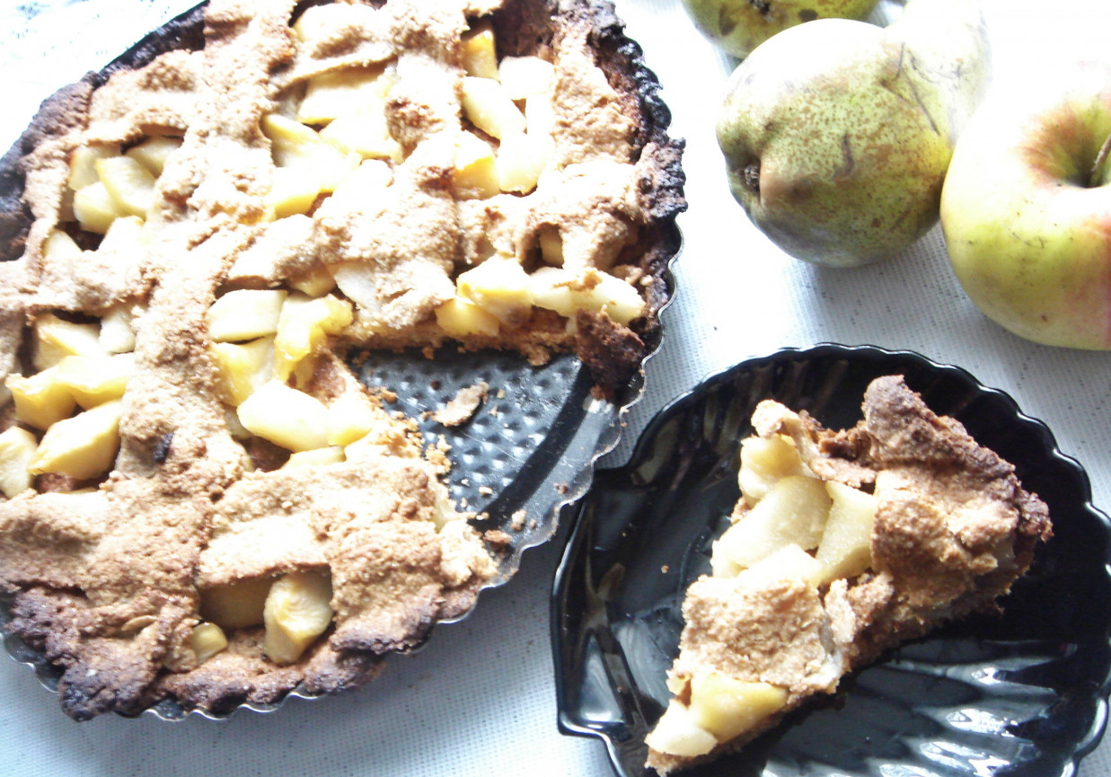 Tarta pełnoziarnista z karmelizowanymi owocami foto