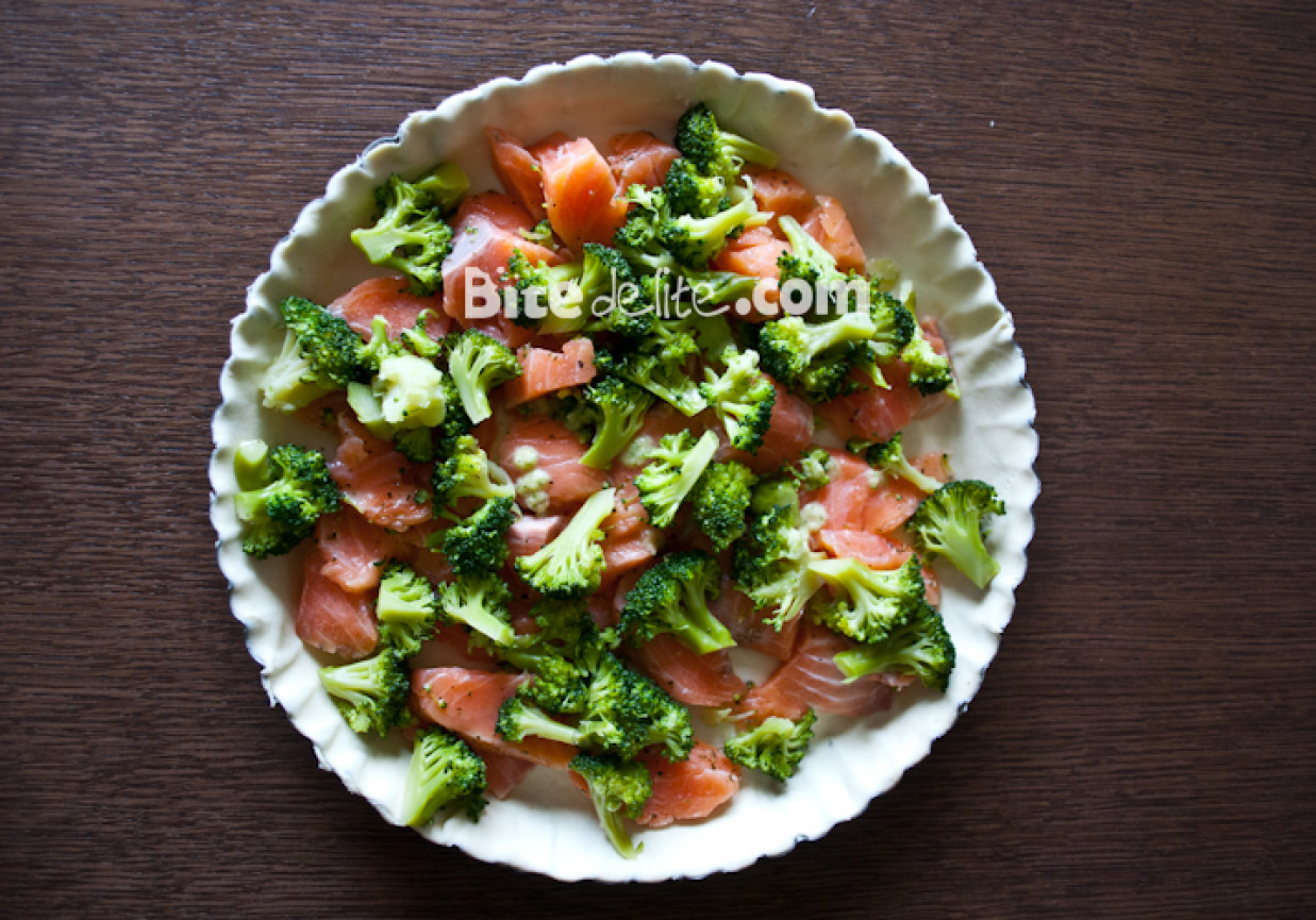 Tarta (Quiche) z łososiem i brokułami na szybko foto