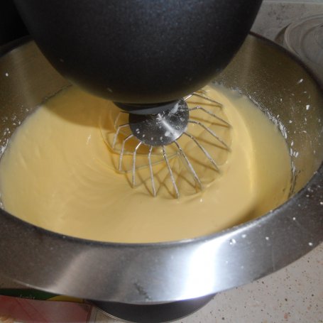 Krok 4 - Tarta rabarbarowa tonąca w orzeszkach foto