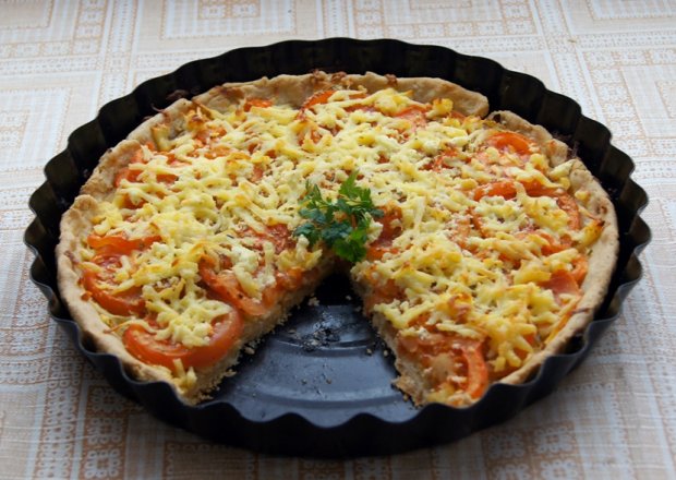 Fotografia przedstawiająca Tarta serowo - pomidorowa