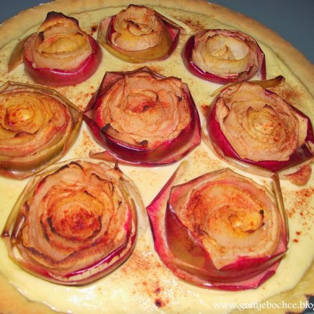 Krok 3 - Tarta serowo-waniliowa z jabłkowymi różami foto