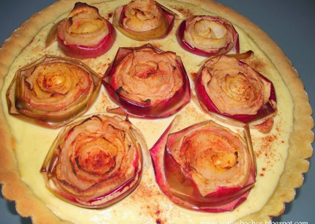 Fotografia przedstawiająca Tarta serowo-waniliowa z jabłkowymi różami