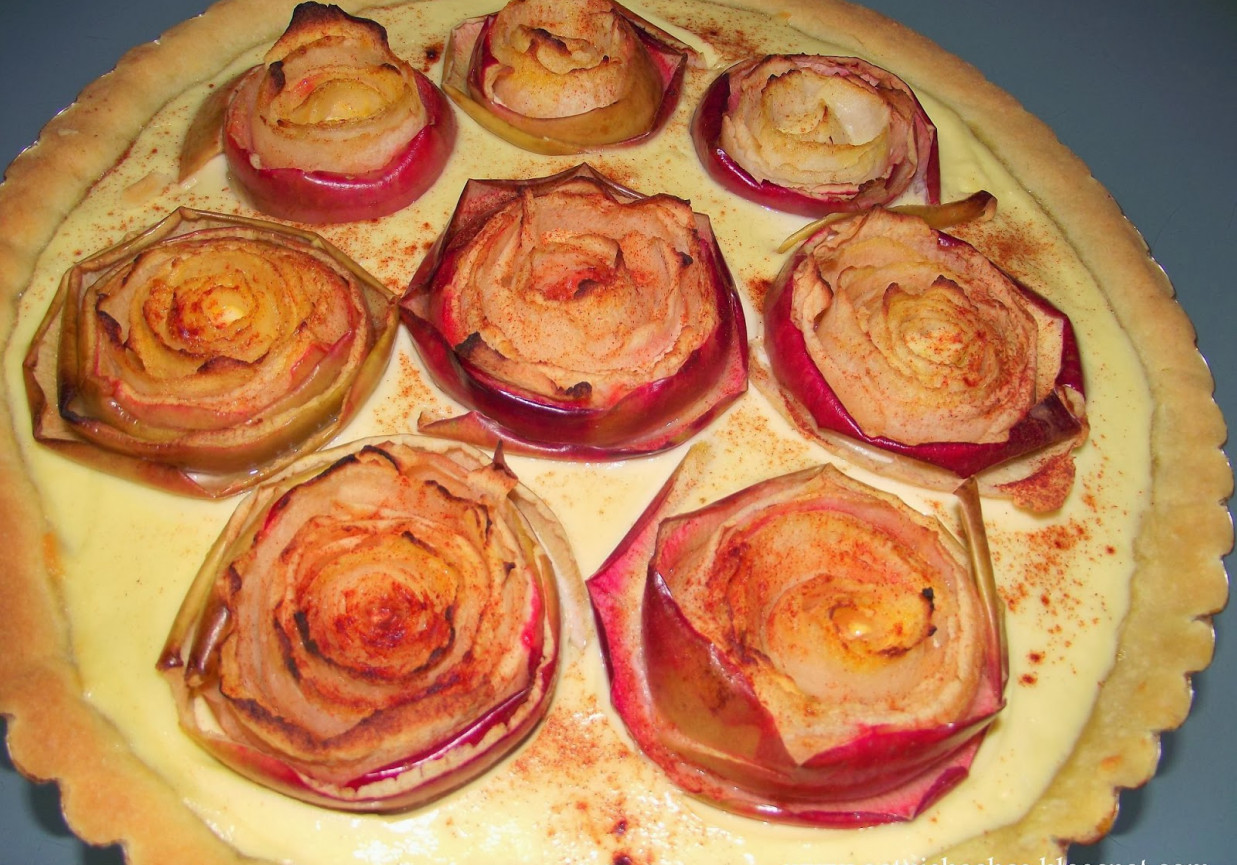 Tarta serowo-waniliowa z jabłkowymi różami foto