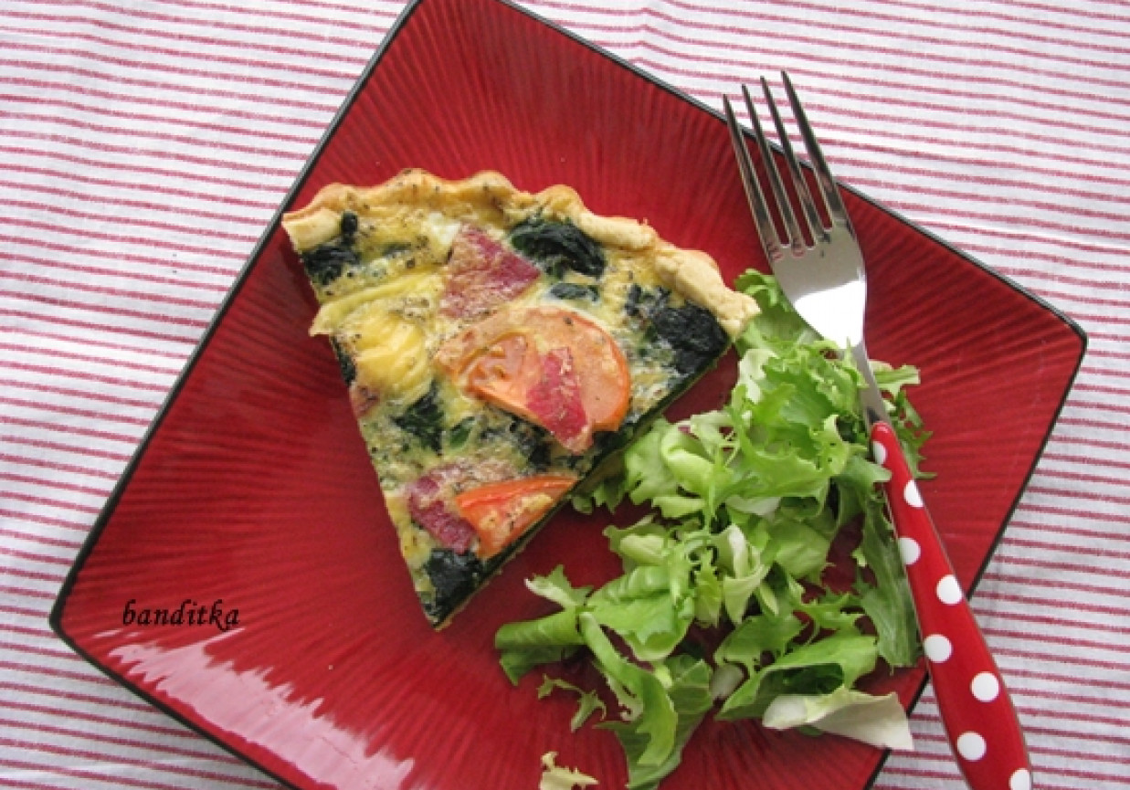 Tarta szpinakowa  z salami foto