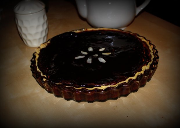 Fotografia przedstawiająca Tarta truskawkowo - jabłkowa z masą czekoladową