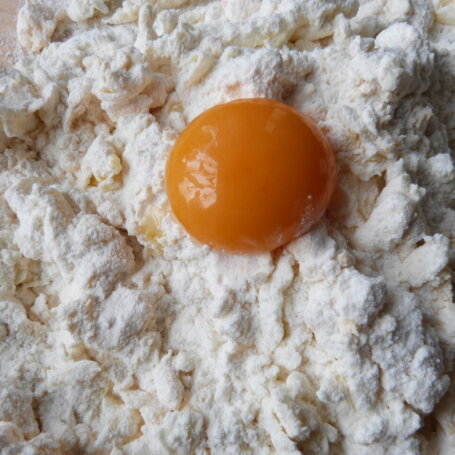 Krok 1 - Tarta warzywna ze śledziami foto