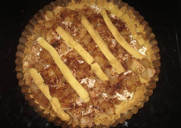 Fotografia przedstawiająca Tarta z białym serem i prażonymi jabłkami z cynamonem