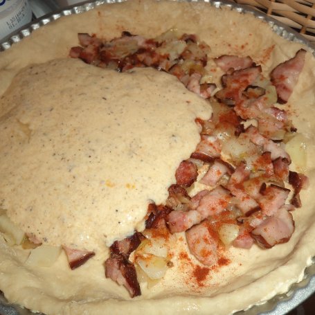 Krok 10 - Tarta z boczkiem i parmezanem na drożdżowym spodzie :) foto