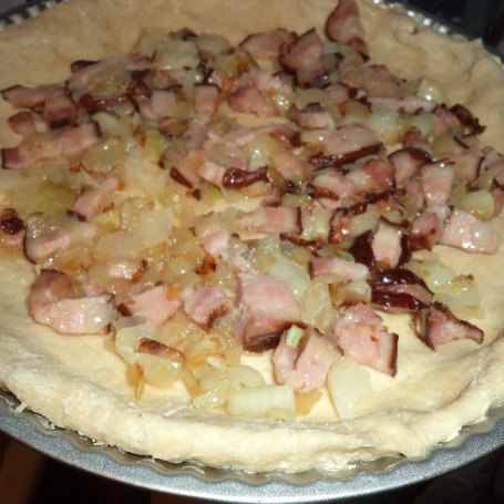 Krok 8 - Tarta z boczkiem i parmezanem na drożdżowym spodzie :) foto