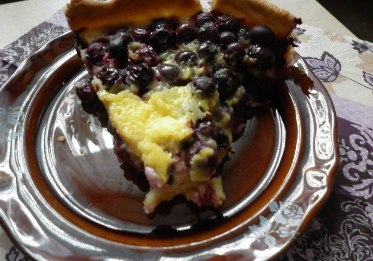 Tarta z borówkami amerykańskimi i kremem cytrynowym. foto