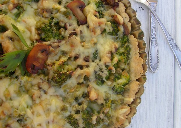 Fotografia przedstawiająca Tarta z brokułami i pieczarkami