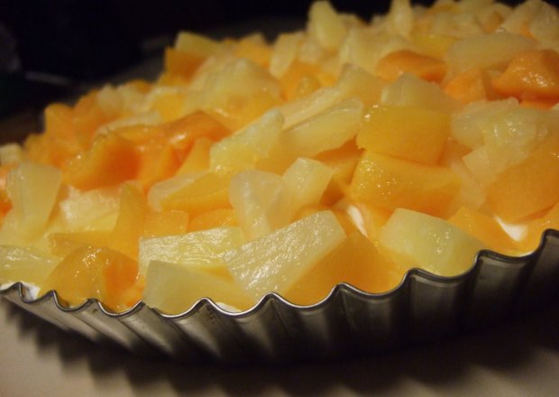 Fotografia przedstawiająca Tarta z brzoskwiniami i ananasem
