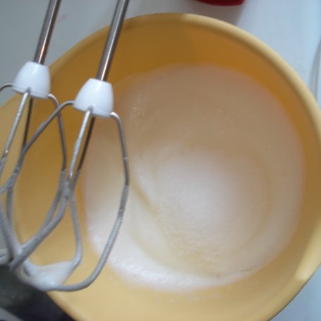 Krok 6 - Tarta z brzoskwiniami i bezą foto
