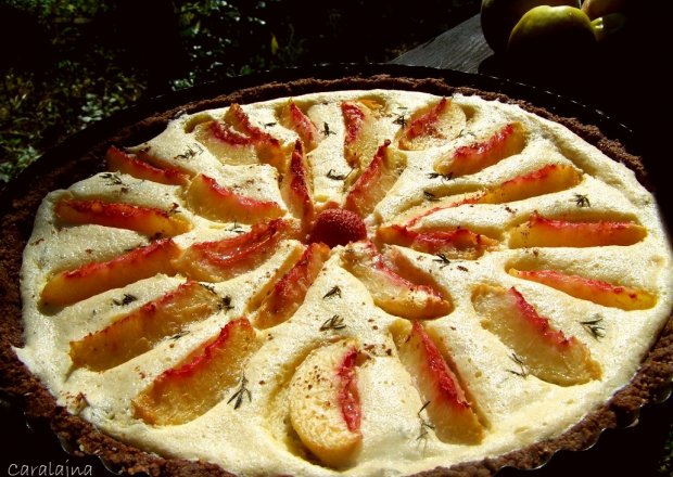 Fotografia przedstawiająca tarta z brzoskwiniami i tymiankiem
