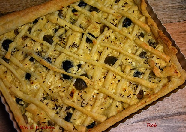 Fotografia przedstawiająca Tarta z cebulą i oliwkami