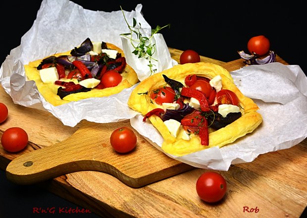 Fotografia przedstawiająca Tarta z ciasta francuskiego z czerwoną cebulą i serem mozzarella