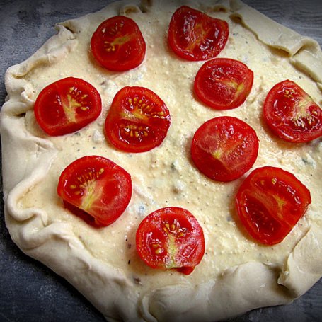 Krok 3 - Tarta z ciasta francuskiego z ricottą i pomidorkami foto