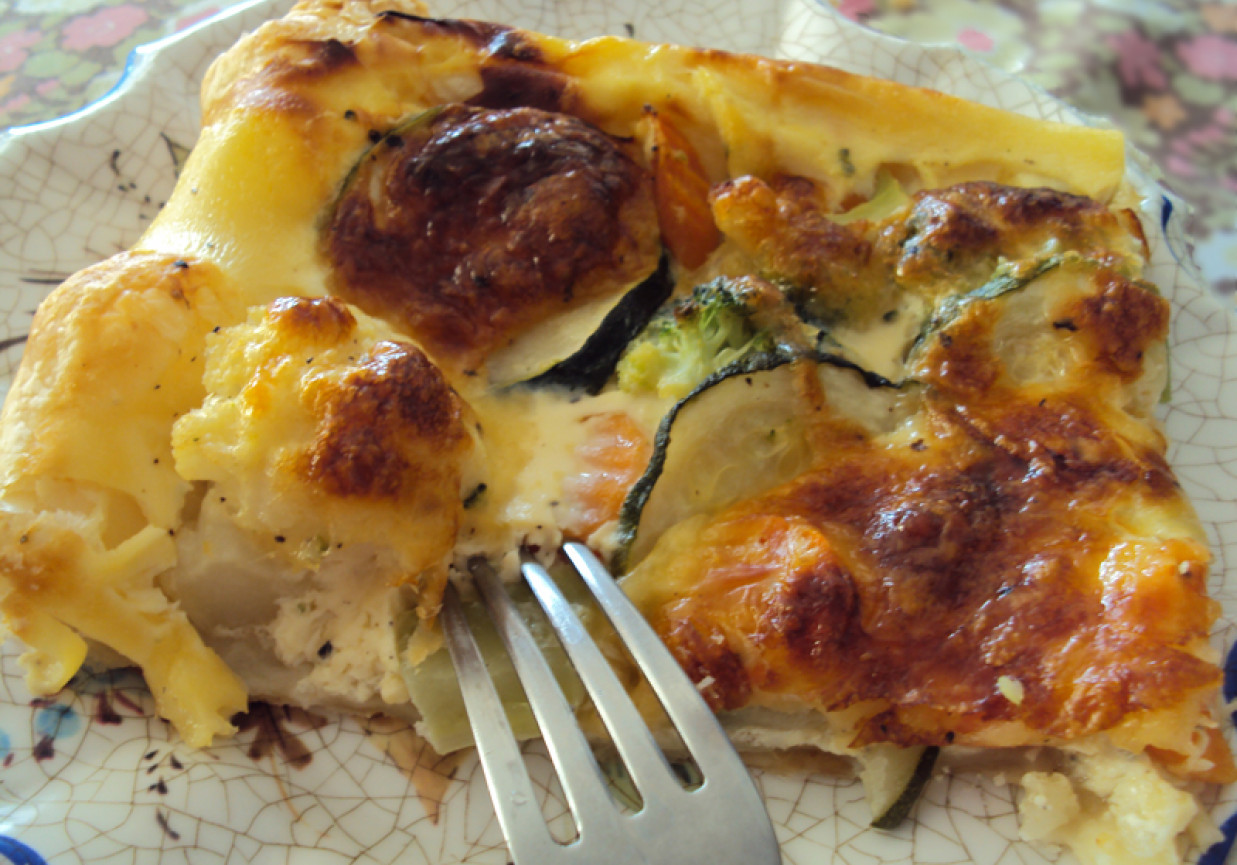 Tarta z ciasta francuskiego z warzywami foto