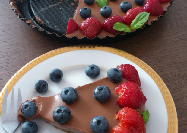 Fotografia przedstawiająca Tarta z czekoladowym musem i owocami